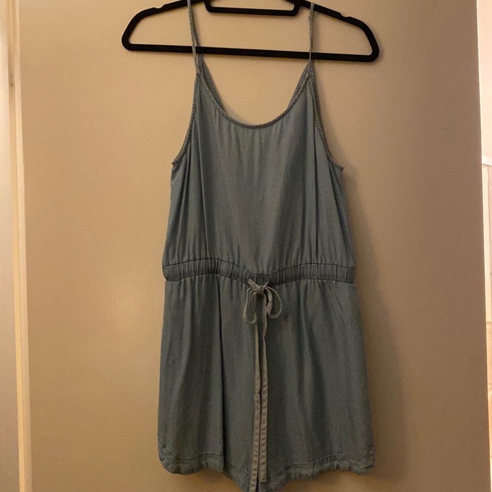 Chambray shorts jumper size med with pockets. Elastic waist. Cross cross back.